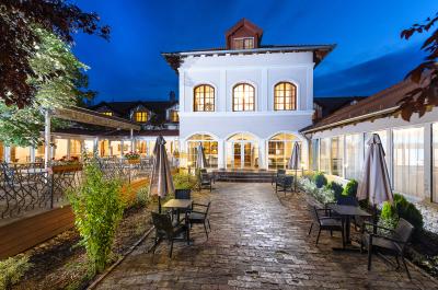 Romantic and elegant hotel in Inarcs with wellness services